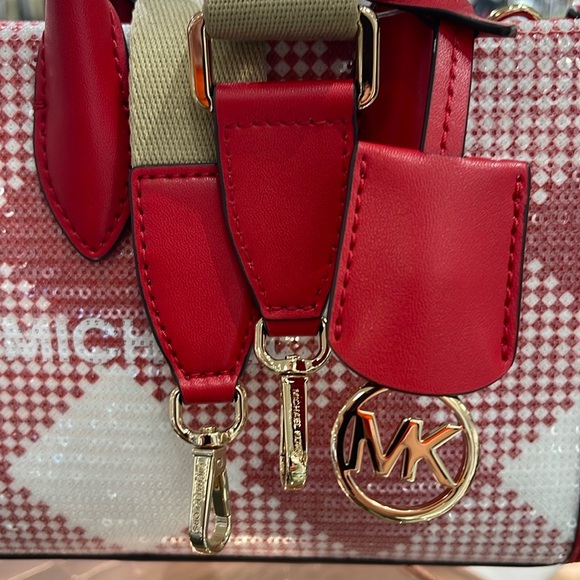 Michael Kors Mirella Extra-Small Logo Crossbody XBODY Shopper Bag
Bright Red
NWT - Picture 13 of 16
